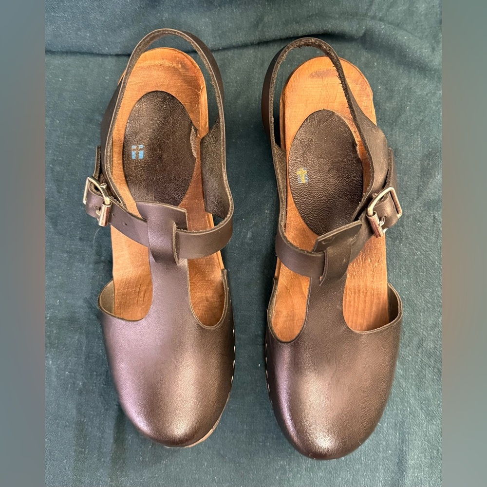 Women’s Black Leather T-Strap Clog Sandals - Picture 6 of 8